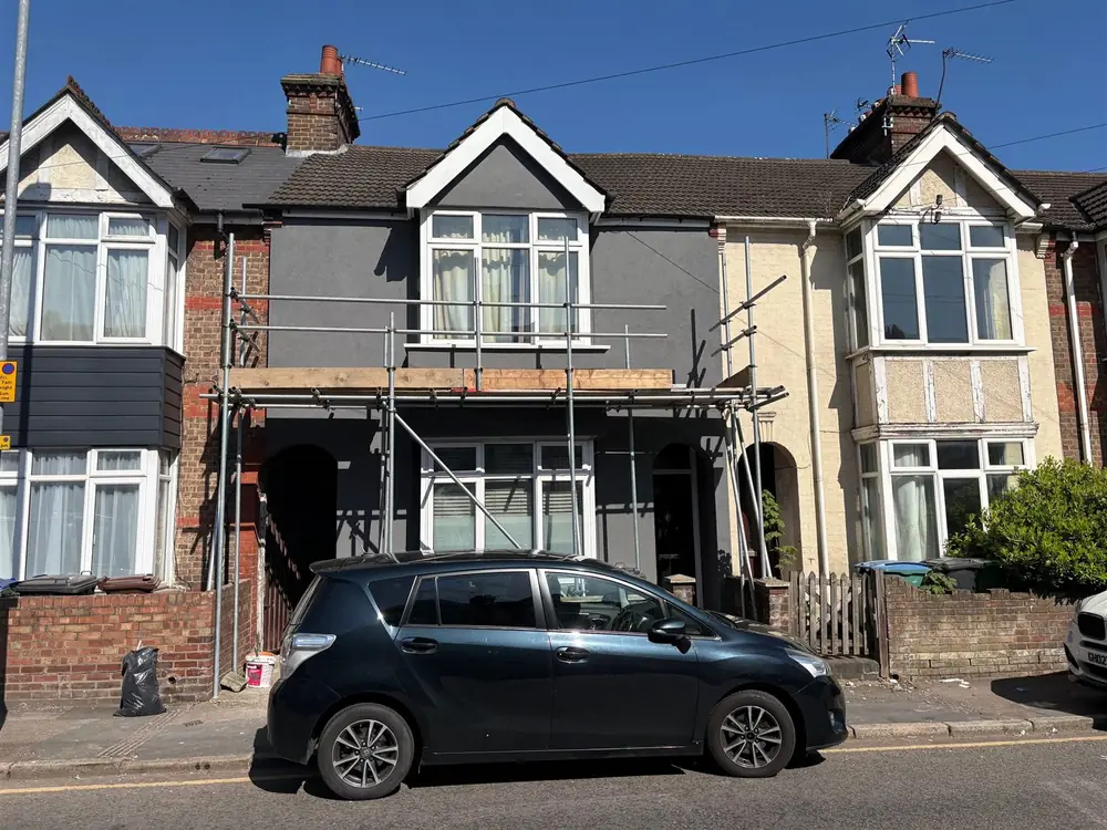 External wall insulation and render on a terraced house in Watford by Kev Construct